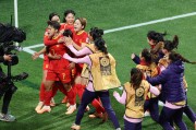 中国女足球员表现出色，展现出团队凝聚力的简单介绍