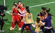 中国女足球员表现出色，展现出团队凝聚力的简单介绍